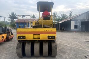 pneumatic tire roller